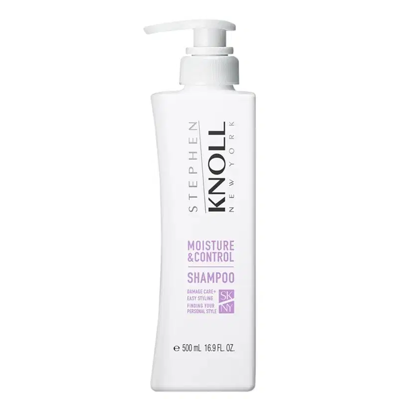 Frasco branco com bomba doseadora, rótulo com texto "Stephen Knoll Moisture & Control Shampoo" em preto e roxo, produto para cuidados com cabelos.