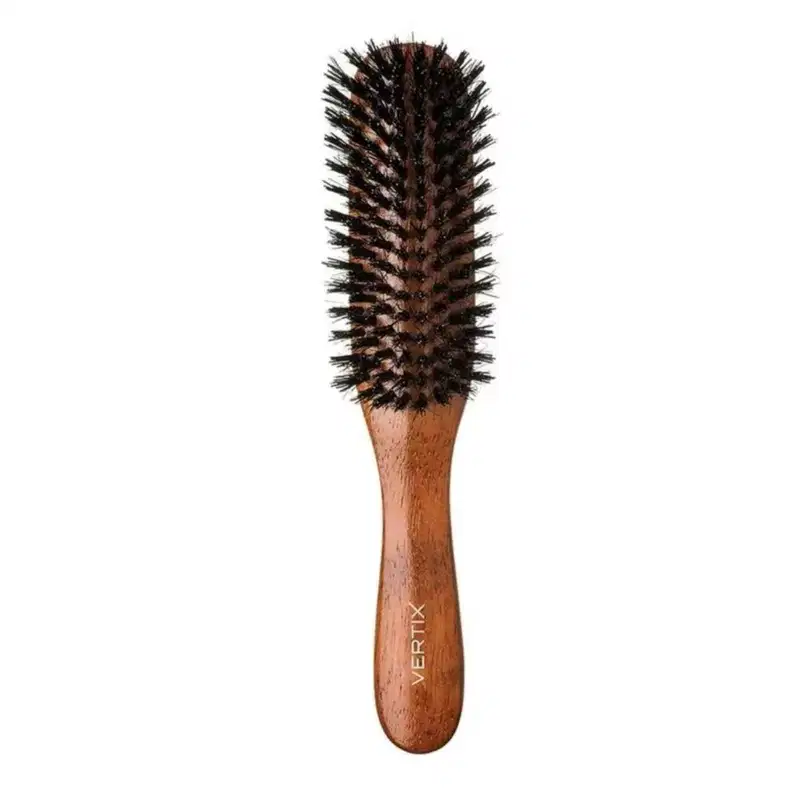 Escova de cabelo redonda de madeira da marca Vertix, com cerdas pretas e marrons densas em formato cilíndrico alongado, ideal para escovar e modelar os cabelos.
