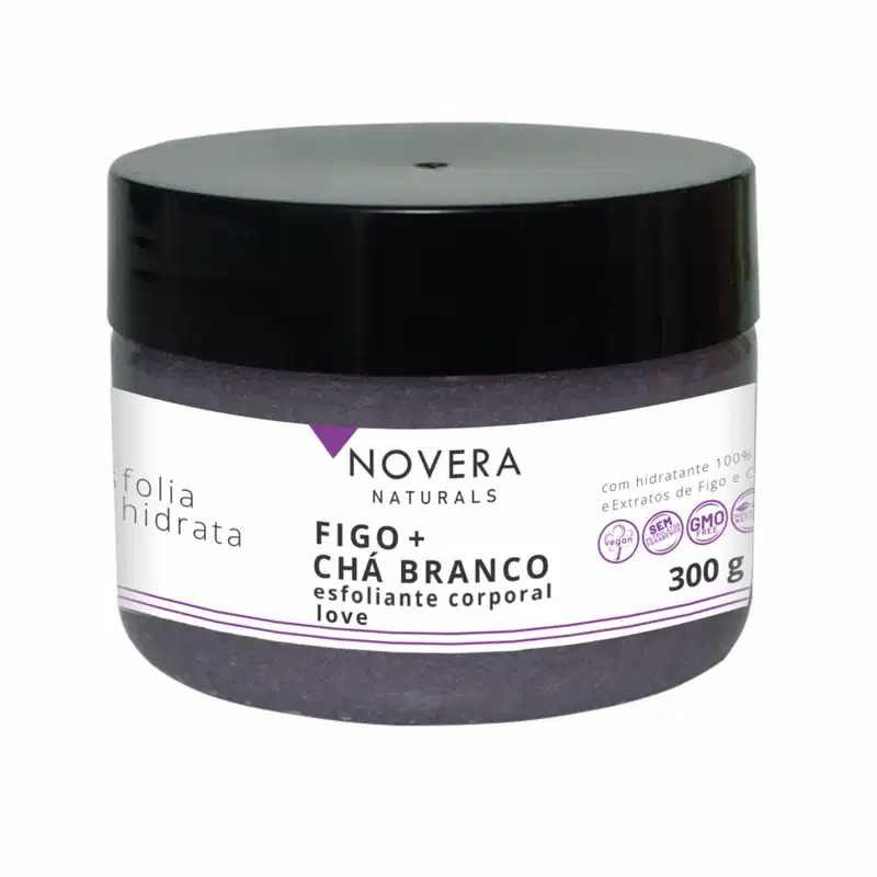 A imagem mostra um produto da linha Novera Naturals. É um esfoliante corporal chamado "Figo + Chá Branco". O frasco de 300g é preto com detalhes em branco e roxo. Nas informações do rótulo, destaca-se que é um produto 100% vegano.