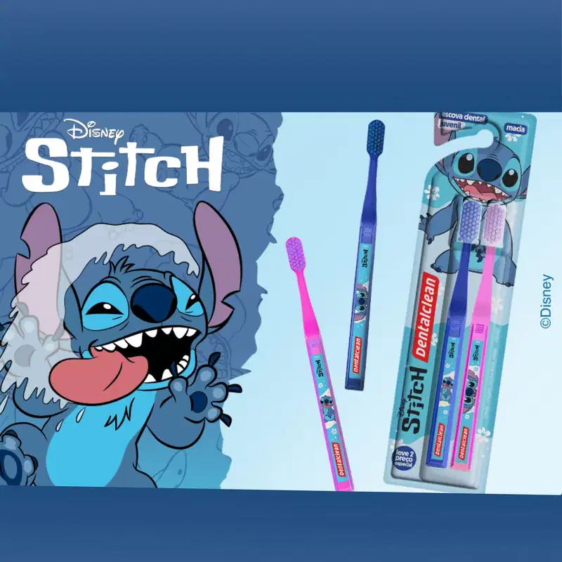 Conjunto de escovas dentais infantis com o personagem Stitch. O pacote contém duas escovas de cerdas macias, uma azul e outra rosa, ambas com o cabo decorado com o desenho do Stitch. A imagem apresenta o Stitch sorrindo.