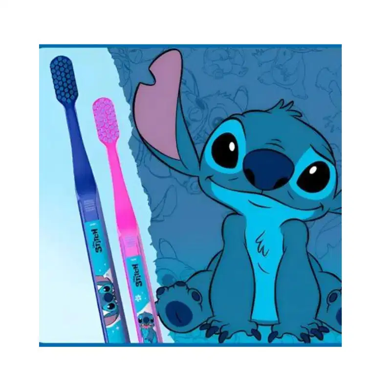 Dois escovas de dentes infantis com cabos plásticos, uma azul e outra rosa. Os cabos apresentam o personagem Stitch, da Disney. Ao lado imagem do Stitch sentado.