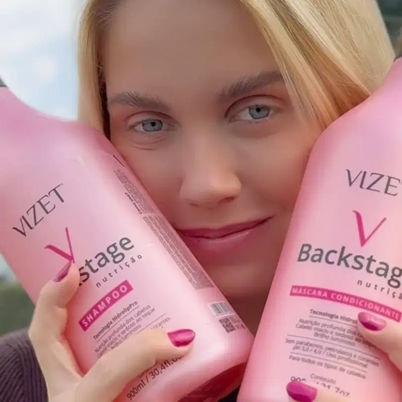 A imagem mostra uma mulher loira de olhos claros segurando os produtos.
