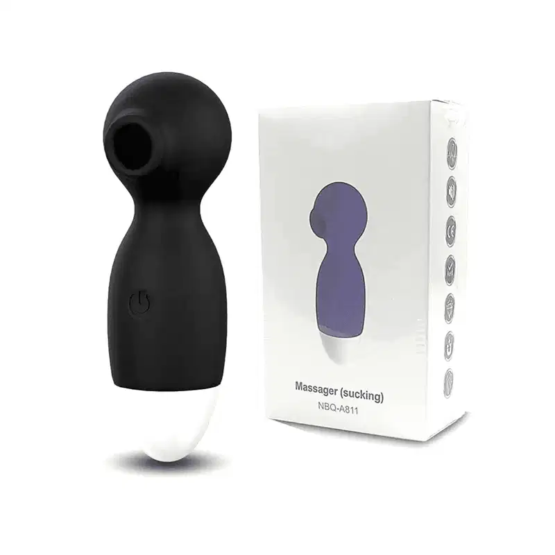 Massageador preto com formato anatômico e caixa branca com ilustração e texto "Massager (sucking) NBQ-A811". O produto parece ser um acessório íntimo com design ergonômico e embalagem informativa.