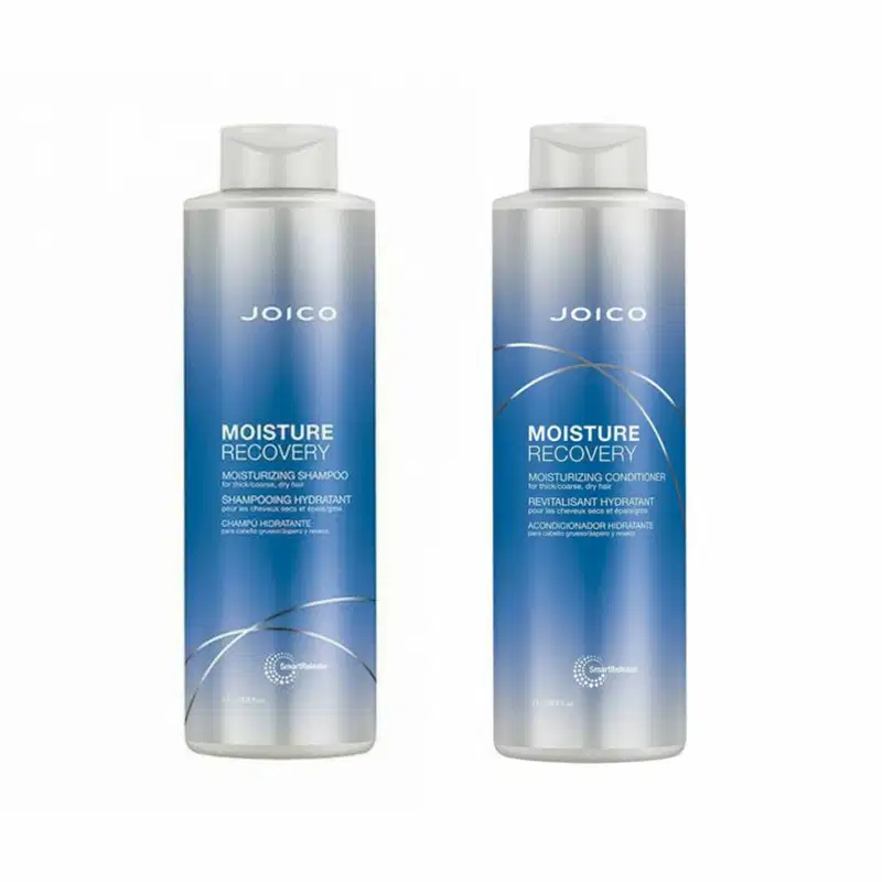 Dois frascos de produtos Joico da linha Moisture Recovery, um shampoo e um condicionador, com embalagens em tons de azul e branco, apresentando o nome da linha e informações sobre os benefícios de hidratação.