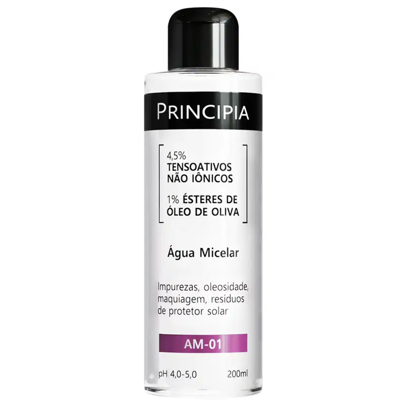 Frasco de água micelar da marca Principia, com rótulo preto e branco. Contém 4,5% de tensoativos não iônicos e 1% de ésteres de óleo de oliva. Indicado para impurezas, oleosidade, maquiagem e resíduos de protetor solar.