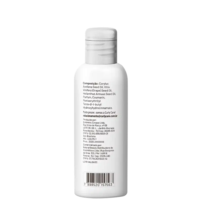 Produto de cuidados capilares Curly Care em frasco plástico branco pequeno. Informações de fabricante, distribuidor e código de barras. Embalagem simples com tampa branca.