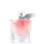 Frasco de perfume Lancôme La Vie Est Belle com formato quadrado, tampa prateada e detalhes brilhantes. O líquido interno possui coloração rosada suave. O rótulo apresenta o nome da marca em destaque.