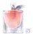 Frasco de perfume Lancôme com tampa prateada e decoração brilhante, contendo um líquido rosa claro. A embalagem é transparente, permitindo visualizar o conteúdo.