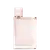 Frasco de perfume Burberry de cor rosa pálido com tampa dourada. O rótulo em destaque exibe o nome da marca "BURBERRY" em letras brancas.