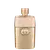 Frasco de perfume Gucci Guilty pour femme, com design elegante em tons dourados e rosados, destacando o logotipo da marca em relevo. Embalagem sofisticada e minimalista, refletindo a essência da fragrância feminina da Gucci.