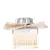Frasco de perfume Chloé com tampa prateada e laço bege, embalagem elegante e minimalista em tons claros, com destaque para o nome da marca em relevo.