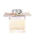 Frasco de perfume Chloé com tampa prateada e laço bege, apresentando o nome da marca em destaque. O design elegante e minimalista transmite sofisticação.