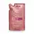 Embalagem flexível como um pacote de plástico rosé com detalhes em vermelho claro e branco e indicação de lugar para cortar com tesoura. No centro, um desenho da silhueta do pote original contém as informações do rótulo do refil em letras brancas.
